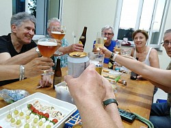 We klinken erop
